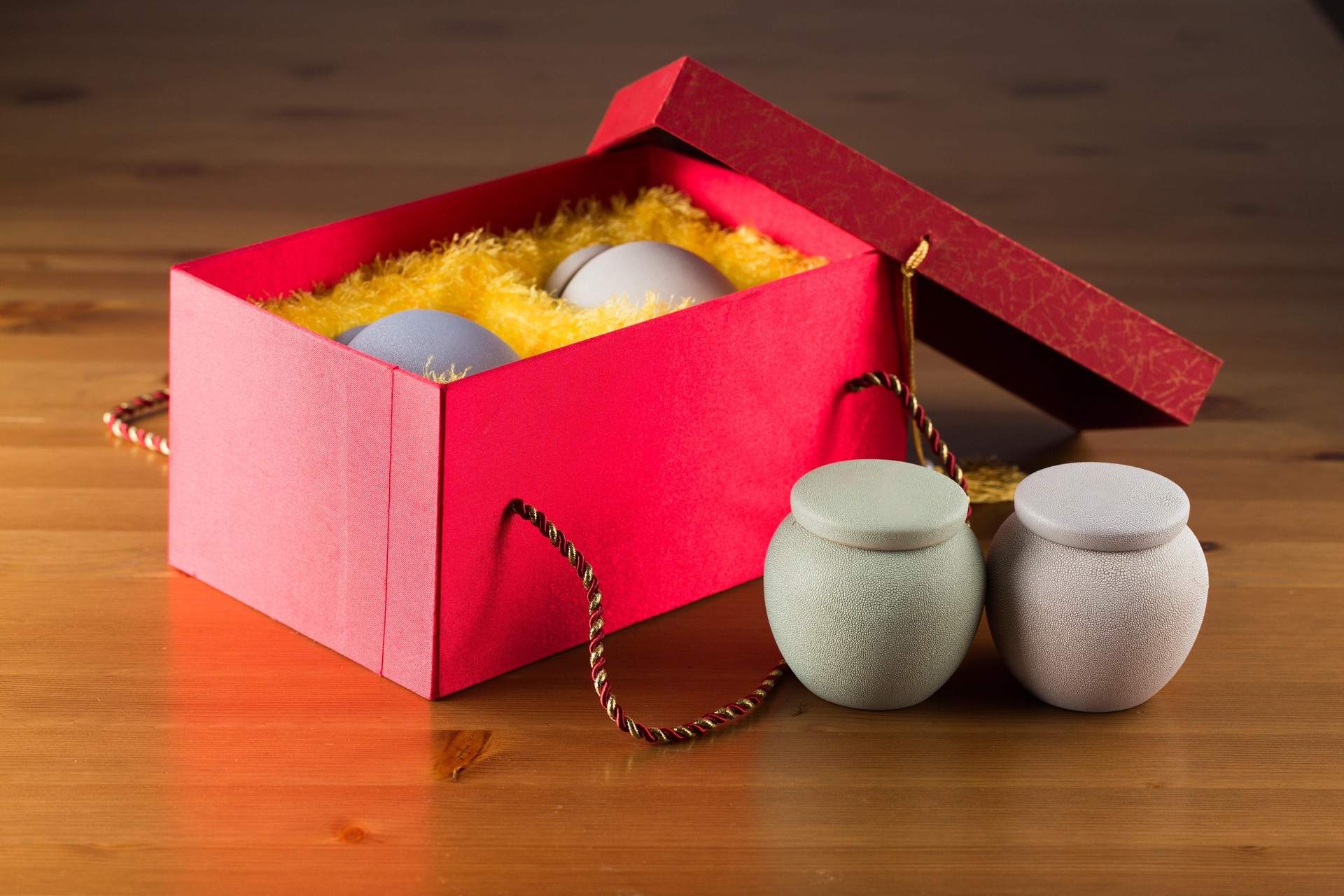 Delicate Chinese porcelain tea canister with box